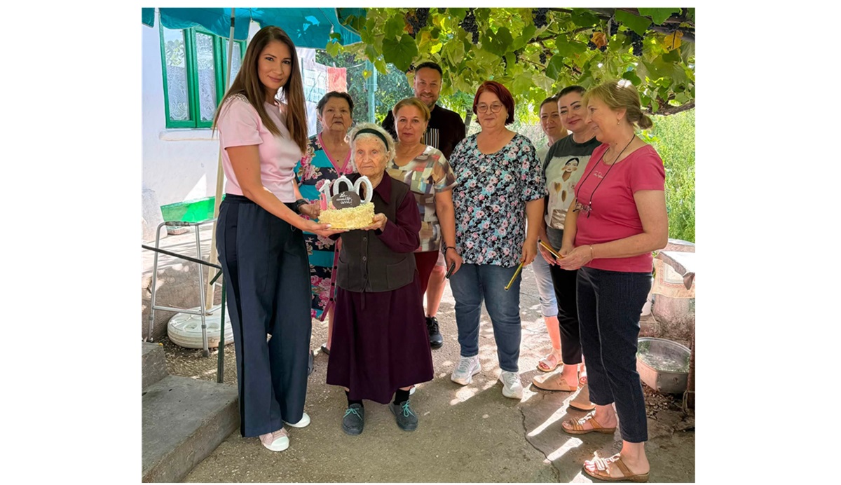 FOTO Sărbătoare în comuna Dumbrăveni: Rada Uțupanu, felicitată de administrația locală, la împlinirea unui secol de viață