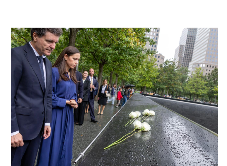 Nicușor Dan și partenera sa au depus flori la Memorialul 9/11 din New York
