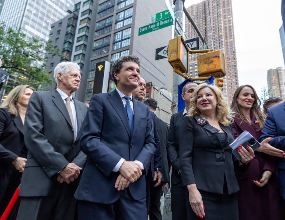 Nicușor Dan a dezvelit, la New York, o plăcuță în amintirea vizitei pe care Regina Maria a făcut-o în Statele Unite acum 100 de ani