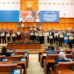 AUR a protestat în Parlament după ce procurorii DIICOT l-au ridicat pe Călin Georgescu