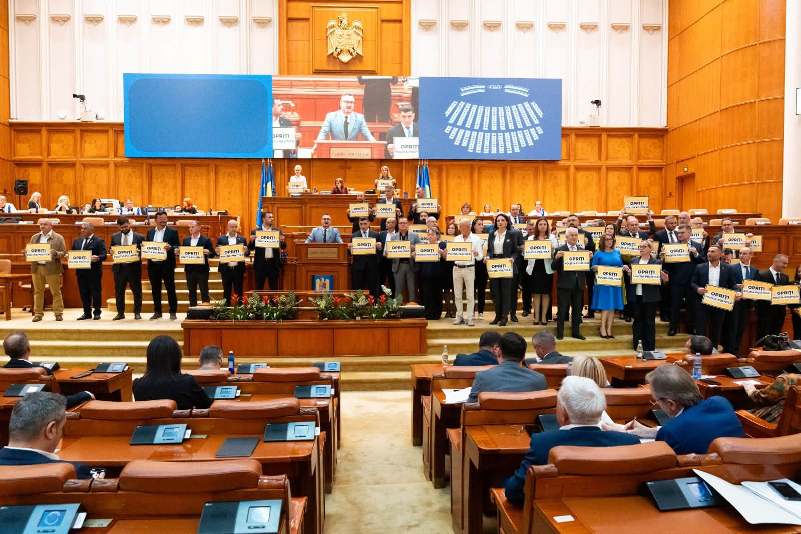 AUR a protestat în Parlament după ce procurorii DIICOT l-au ridicat pe Călin Georgescu 