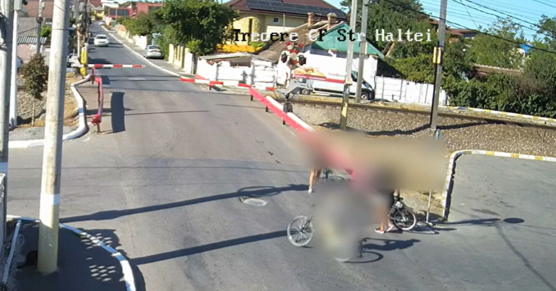 VIDEO Pericol MORTAL la Valu lui Traian: doi copii au traversat calea ferată printre barierele coborâte
