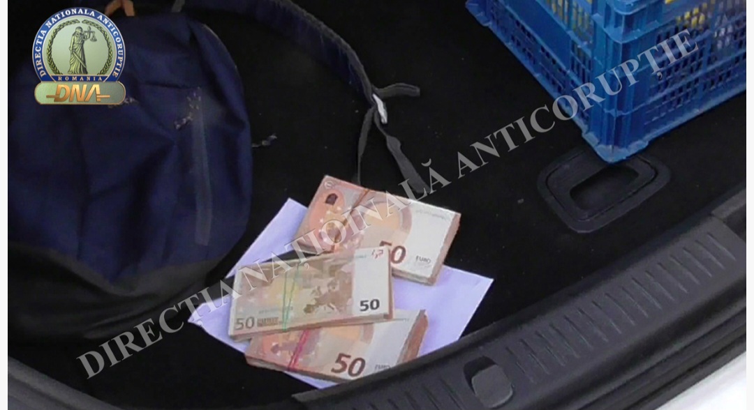 FOTO Flagrant DNA: O persoană a cerut 11.000 de euro cu promisiunea că are influență asupra conducerii ANAF