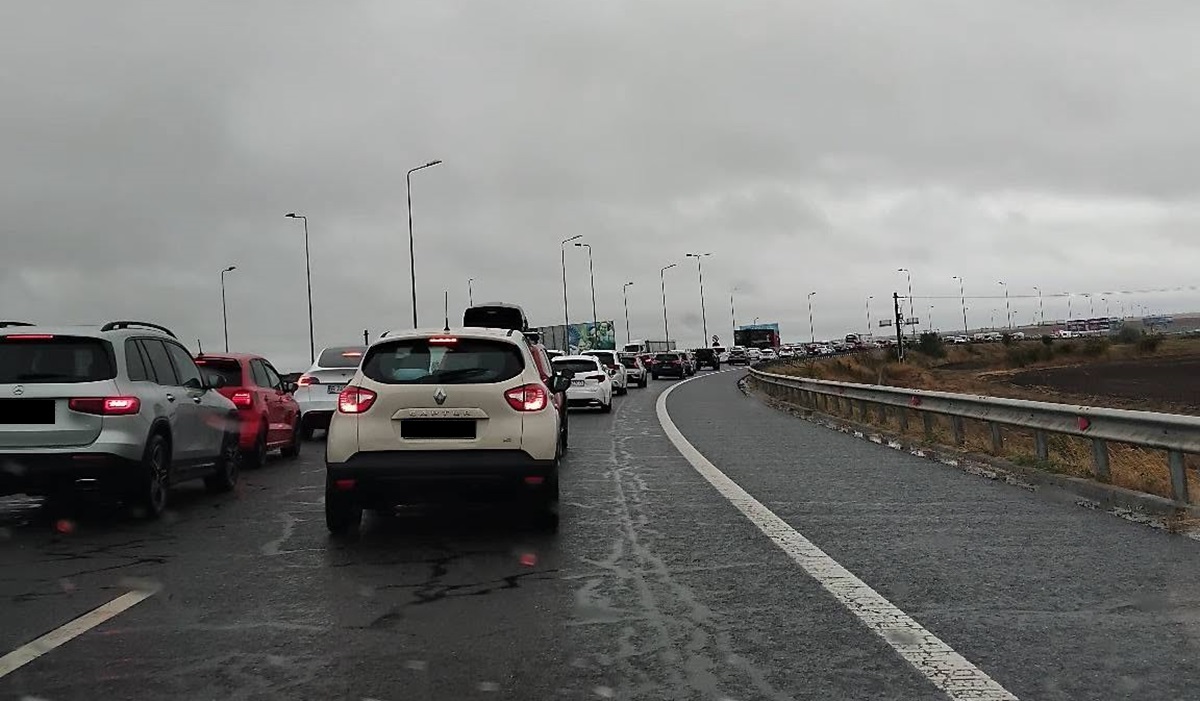 Atenție, șoferi: Trafic de COȘMAR pe A2 București- Constanța! O mașină a luat foc