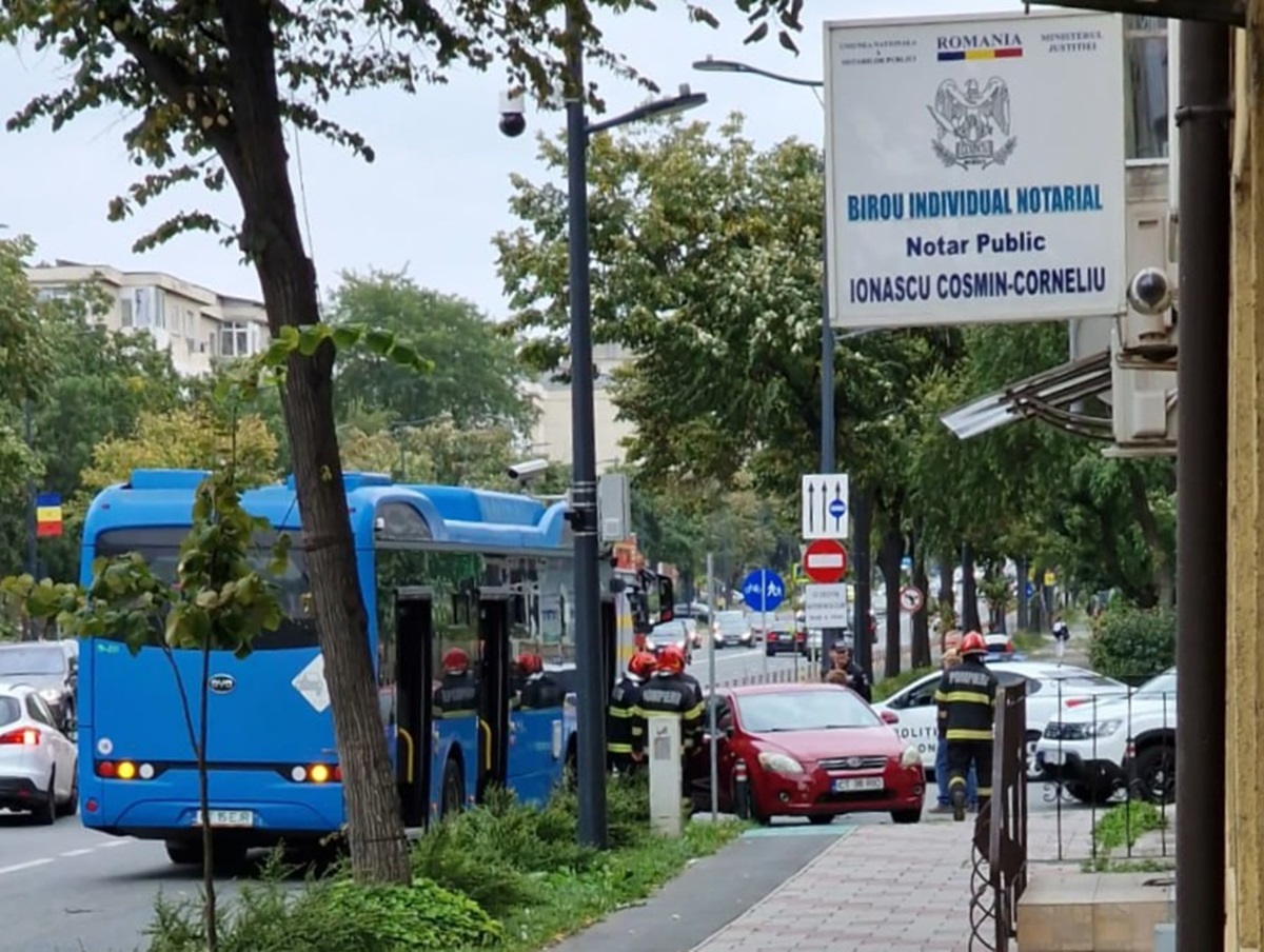 Accident rutier cu un autobuz, în zona Dacia. Au intervenit pompierii
