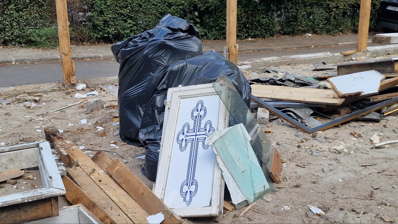 FOTO VIDEO Iată ce a mai rămas pe locul unde se afla Biserica Izvorul Tămăduirii, din zona Macul Roșu din Constanța: Cruci, moloz și saci de gunoi