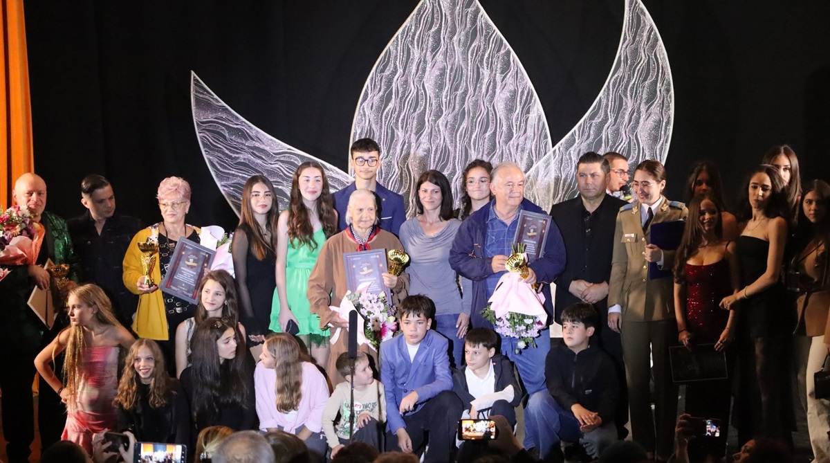 FOTO Festivalul Național de Teatru intitulat Tanța și Costel, ajuns la final la Medgidia: Participanții, rechemați pe scenă cu aplauze și felicitări