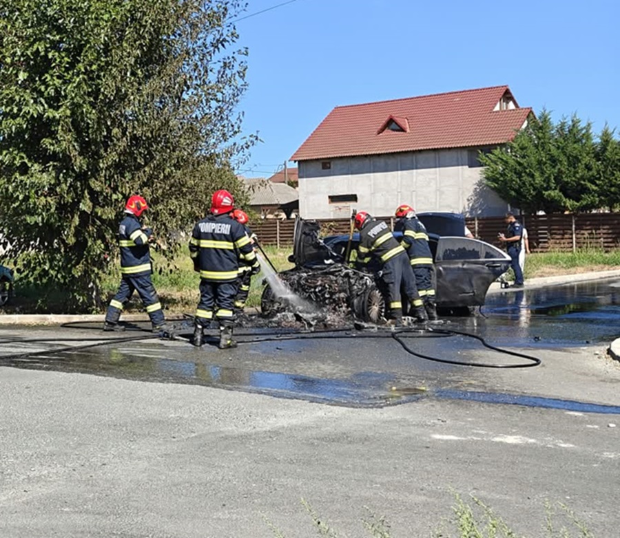 S-a dat alarma pe strada Liniștii din Lumina! Arde o mașină