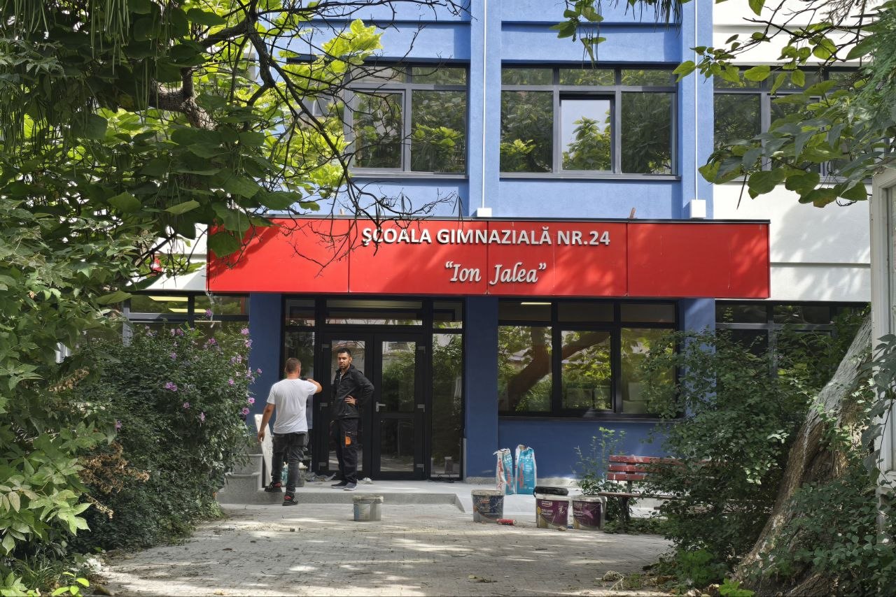 FOTO Tensiuni și temeri în rândul părinților elevilor de la Școala Gimnazială nr. 24 din Constanța. Aceștia se tem că elevii vor reveni într-o clădire nerecepționată. Ce spun conducerea și inspectorul șef al ISJ Constanța