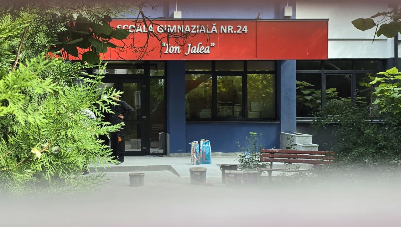 FOTO Tensiuni și temeri în rândul părinților elevilor de la Școala Gimnazială nr. 24 din Constanța. Aceștia se tem că elevii vor reveni într-o clădire nerecepționată. Ce spun conducerea și inspectorul șef al ISJ Constanța