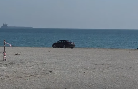 Mașină parcată direct pe plajă, în stațiunea Cap Aurora. Imaginile au devenit virale