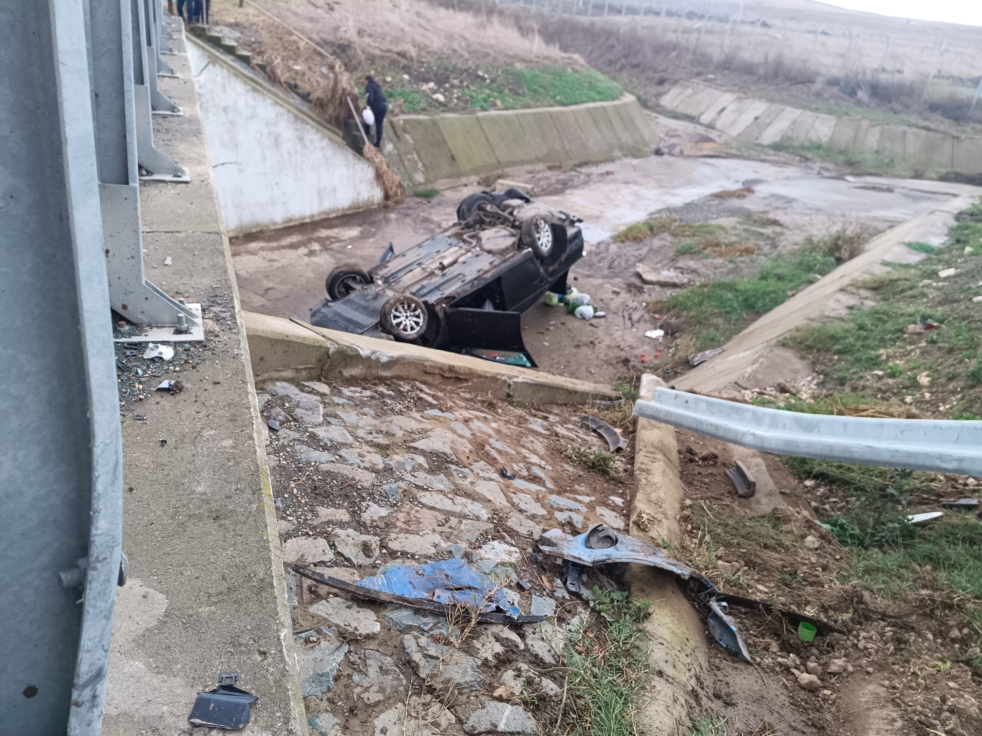 FOTO Un autoturism a ajuns într-un canal de pe marginea DN 22, în zona Sibioara