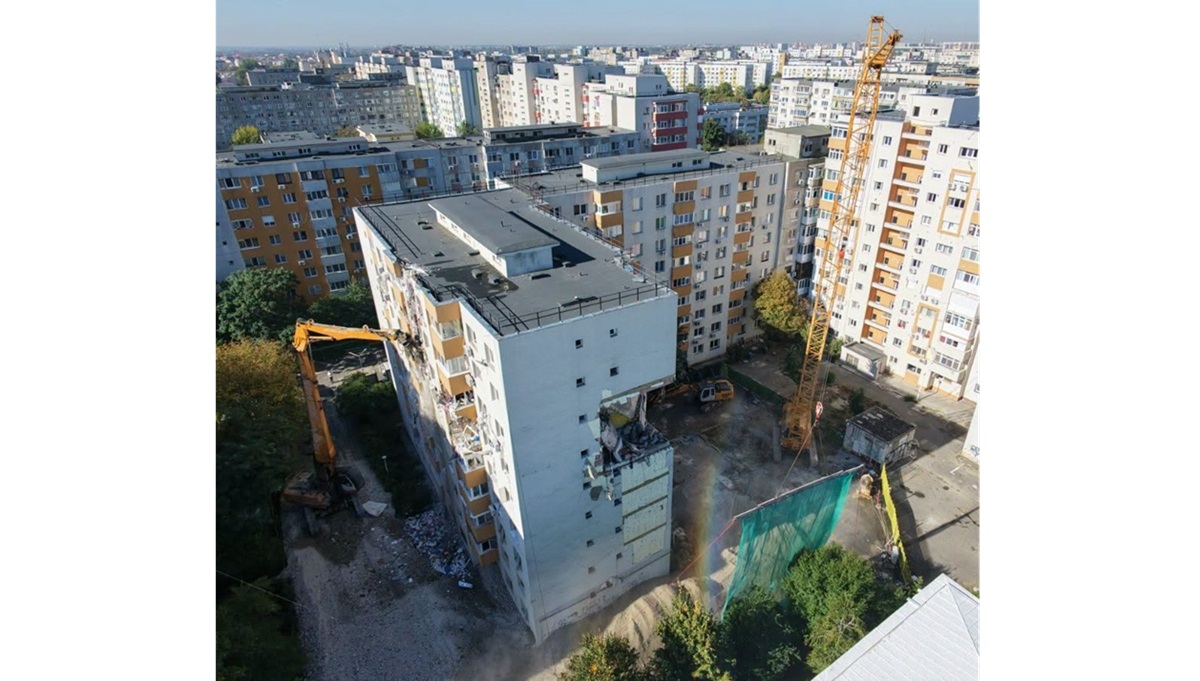 A început demolarea controlată la blocul din Rahova, afectat de explozia de anul trecut. Intervenție excepțională, premieră în România, spun autoritățile locale