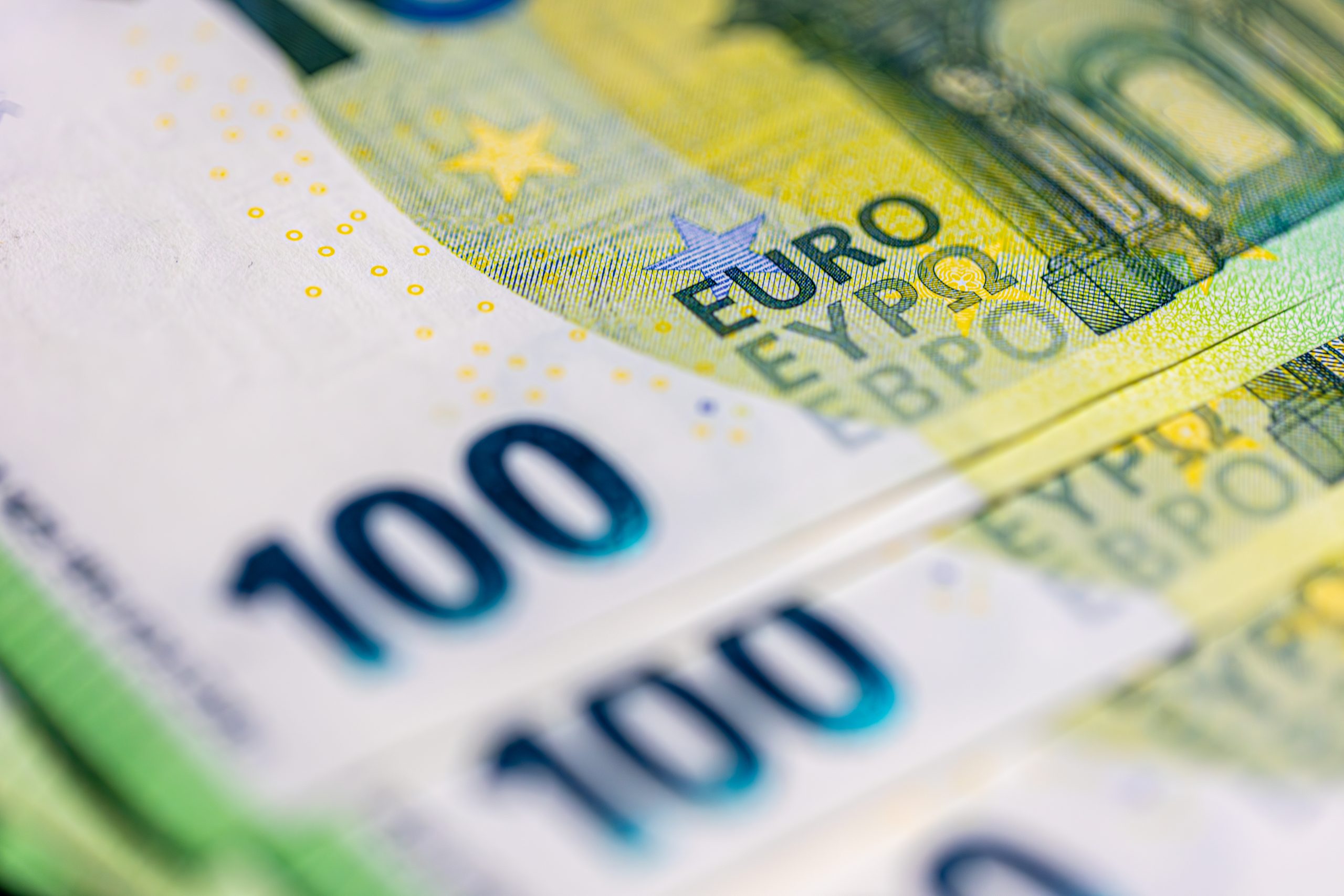 Anchetă la Vama Otopeni: Au DISPĂRUT 700.000 de euro, reținuți la un control. Sacul în care se aflau, plini cu coli de hârtie