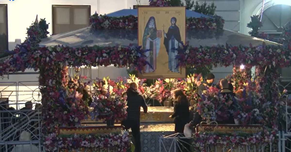 A început procesiunea Calea Sfinților de Sfânta Parascheva, la Iași! Cozile de pelerini se întind pe 5 kilometri